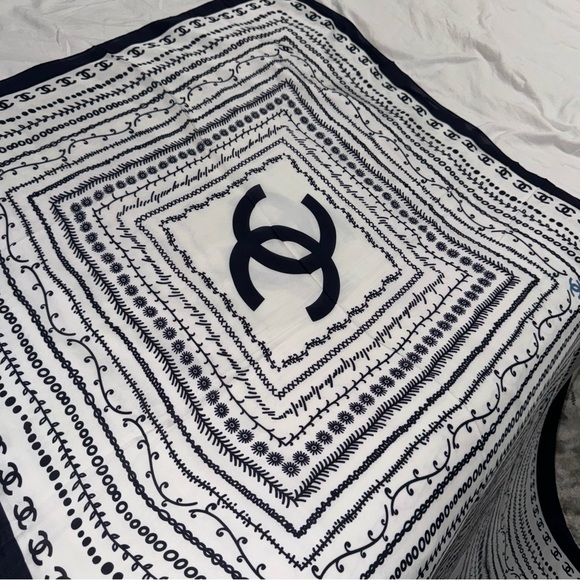 Chanel silk scarf shawl - Picture 2 of 7